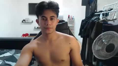 Snapshot of loverboyph04 chatting on October 2025 06:52:01 AM loverboyph04 online show from October 2025 06:52:01 AM