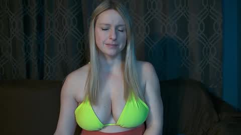 Snapshot of lovingsummer chatting on April 2026 01:58:01 AM Summer online show from April 2026 01:58:01 AM