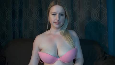Snapshot of lovingsummer chatting on May 2026 02:19:02 AM Summer online show from May 2026 02:19:02 AM
