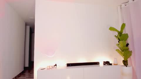 Lucia online show from October 2025 06:08:02 PM