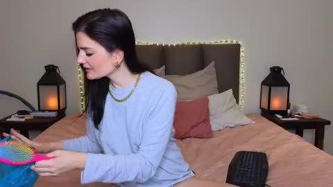 Lucy online show from November 2025 09:06:01 PM