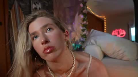 Snapshot of lucy_gooosey chatting on April 2026 12:05:01 AM Lucy. online show from April 2026 12:05:01 AM