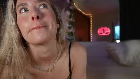 Snapshot of lucy_gooosey chatting on April 2026 02:17:01 AM Lucy. online show from April 2026 02:17:01 AM