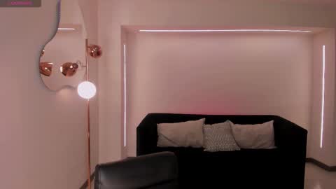 Lucy online show from November 2025 07:15:01 PM