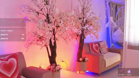 lucyweisser online show from April 2026 09:39:33 PM