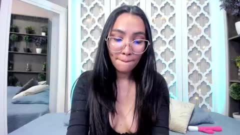 Lucy Liiu online show from February 2025 01:00:01 AM