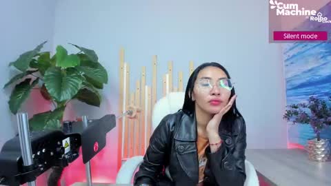 Lucy Liiu online show from September 2025 01:02:01 PM