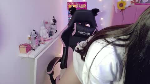 Snapshot of lucyy_peach chatting on March 2026 01:32:01 AM LUCYY FROM HOME online show from March 2026 01:32:01 AM