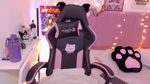 Snapshot of lucyy_peach chatting on April 2026 03:33:02 AM LUCYY FROM HOME online show from April 2026 03:33:02 AM