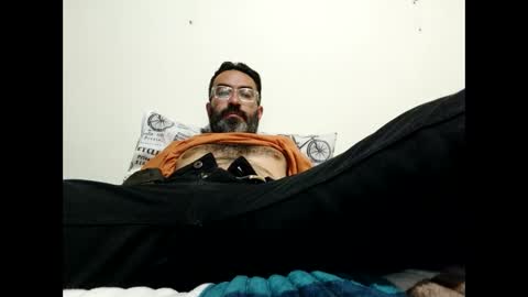 Snapshot of luis2988z chatting on December 2024 03:05:02 AM Hairyman online show from December 2024 03:05:02 AM