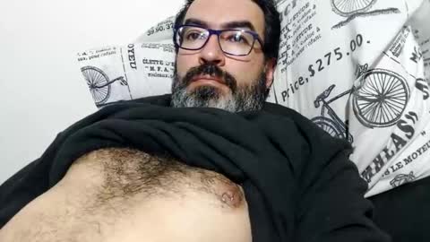 Snapshot of luis2988z chatting on October 2025 04:24:02 AM Hairyman online show from October 2025 04:24:02 AM