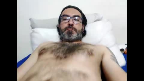 Snapshot of luis2988z chatting on April 2026 05:21:01 AM Hairyman online show from April 2026 05:21:01 AM