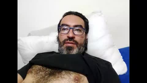 Snapshot of luis2988z chatting on April 2026 04:12:01 AM Hairyman online show from April 2026 04:12:01 AM