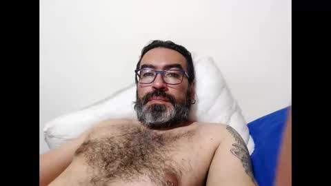 Snapshot of luis2988z chatting on May 2026 01:10:02 AM Hairyman online show from May 2026 01:10:02 AM