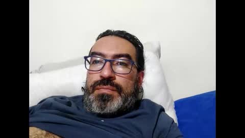 Snapshot of luis2988z chatting on May 2026 01:23:02 AM Hairyman online show from May 2026 01:23:02 AM