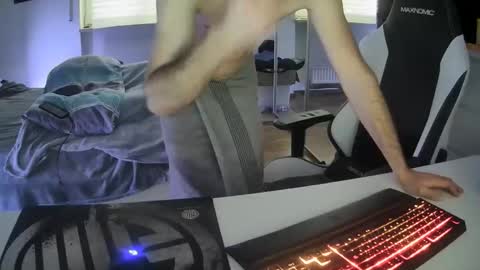 Snapshot of lukasschoetz chatting on February 2025 03:10:02 PM lukasschoetz online show from February 2025 03:10:02 PM