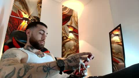 Snapshot of luke_davis01 chatting on April 2026 01:05:02 PM LUKE online show from April 2026 01:05:02 PM