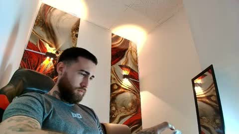 Snapshot of luke_davis01 chatting on April 2026 01:01:02 PM LUKE online show from April 2026 01:01:02 PM