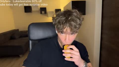 Snapshot of lukedesirable chatting on April 2026 07:08:01 PM lukedesirable online show from April 2026 07:08:01 PM