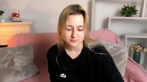 Snapshot of lulu___moon chatting on March 2026 09:08:01 PM Lily online show from March 2026 09:08:01 PM