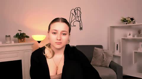 Snapshot of lulu___moon chatting on April 2026 09:37:02 PM Lily online show from April 2026 09:37:02 PM