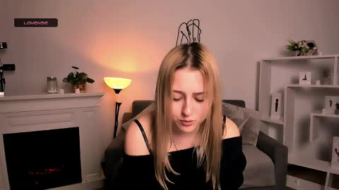 Snapshot of lulu___moon chatting on April 2026 08:58:01 PM Lily online show from April 2026 08:58:01 PM