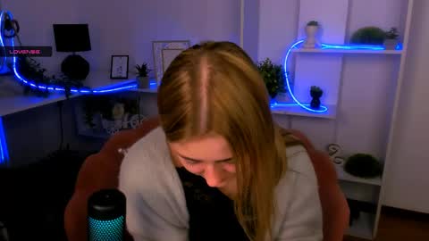 Snapshot of lulu___moon chatting on May 2026 09:09:02 PM Lily online show from May 2026 09:09:02 PM