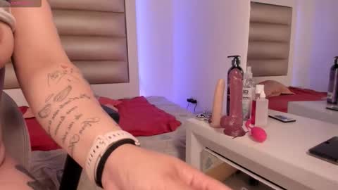 Snapshot of lulu_js_ chatting on November 2025 12:37:02 PM elizabeth online show from November 2025 12:37:02 PM