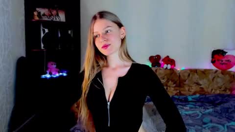 luna_evan online show from February 2025 10:37:02 AM