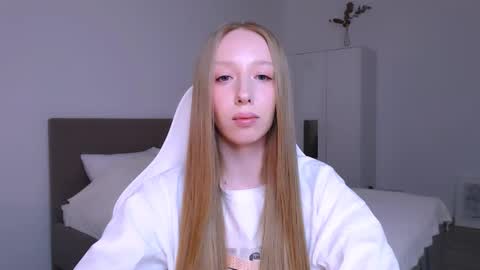 Luna online show from December 2025 11:21:01 PM