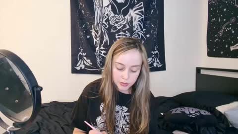 Luna online show from October 2025 10:07:01 PM