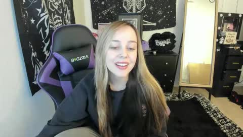 Luna online show from December 2025 04:10:02 AM