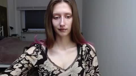 L U N A  online show from November 2025 06:38:02 AM