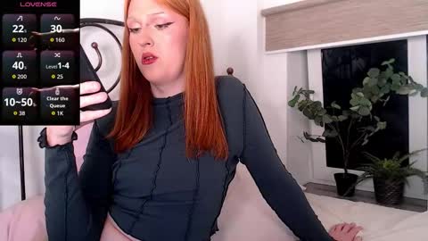 Luna give me a thumbs up please online show from February 2026 11:14:02 PM