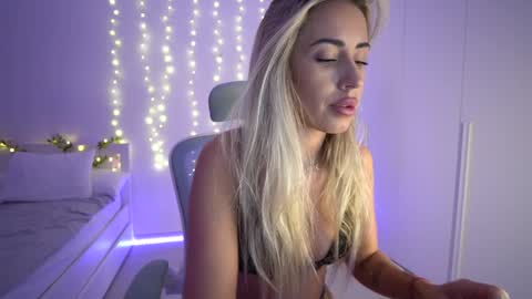 Snapshot of lunaink_ chatting on December 2024 05:07:02 AM Laura online show from December 2024 05:07:02 AM