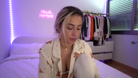 Snapshot of lunaink_ chatting on January 2025 11:43:01 AM Laura online show from January 2025 11:43:01 AM