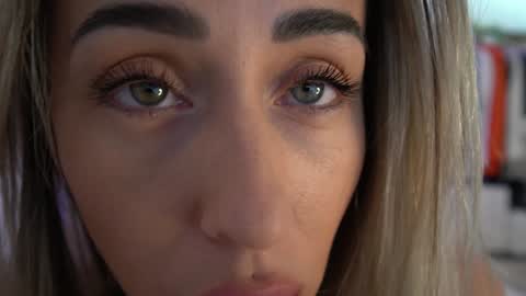 Snapshot of lunaink_ chatting on February 2025 12:44:01 PM Laura online show from February 2025 12:44:01 PM