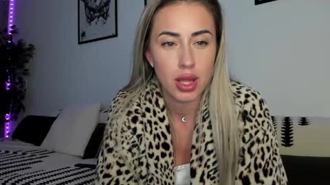 Snapshot of lunaink_ chatting on February 2025 10:33:01 PM Laura online show from February 2025 10:33:01 PM