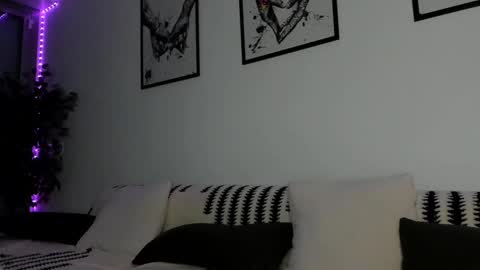 Snapshot of lunaink_ chatting on February 2025 09:28:01 PM Laura online show from February 2025 09:28:01 PM