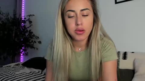 Snapshot of lunaink_ chatting on February 2025 07:26:02 AM Laura online show from February 2025 07:26:02 AM