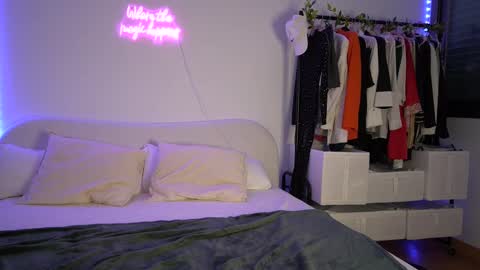 Snapshot of lunaink_ chatting on February 2025 07:12:01 AM Laura online show from February 2025 07:12:01 AM