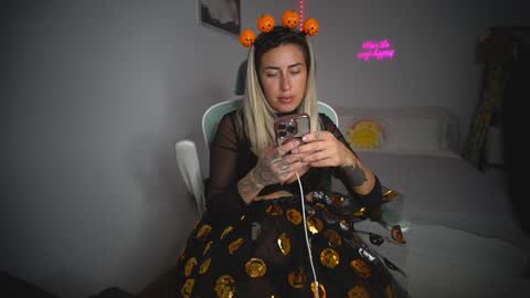 Snapshot of lunaink_ chatting on October 2025 10:27:01 AM Laura online show from October 2025 10:27:01 AM