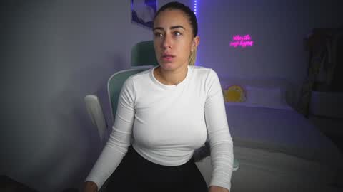 Snapshot of lunaink_ chatting on November 2025 11:32:01 AM Laura online show from November 2025 11:32:01 AM