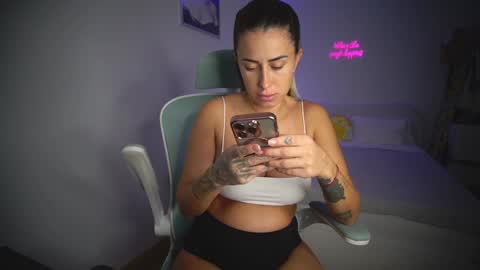 Snapshot of lunaink_ chatting on November 2025 11:53:01 AM Laura online show from November 2025 11:53:01 AM