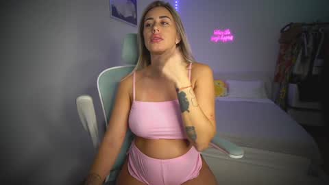 Snapshot of lunaink_ chatting on November 2025 12:04:01 PM Laura online show from November 2025 12:04:01 PM