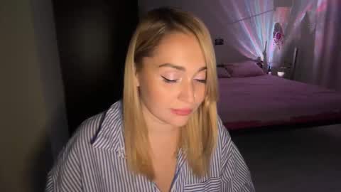 Snapshot of lunali_ chatting on October 2025 11:18:02 PM Lana online show from October 2025 11:18:02 PM