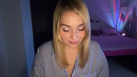 Snapshot of lunali_ chatting on October 2025 11:27:01 PM Lana online show from October 2025 11:27:01 PM