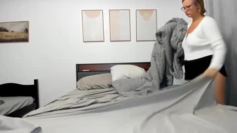 LunaPearl   online show from September 2025 08:32:02 PM