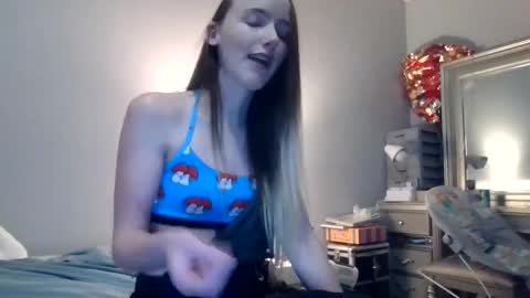 lunapixie2020 online show from February 2025 09:15:02 PM