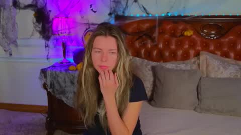 Snapshot of lunarishi chatting on October 2025 06:17:01 AM Luna Rishi online show from October 2025 06:17:01 AM